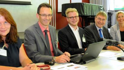 Bild: Stephan Huber
Ziel ist es, die regionalen Betriebe auf den dualen Studiengang Bürokaufmann/-frau aufmerksam zu machen. Im Bild von links: Sabine Fersch und Bernhard Kleriel (Leitung des Beruflichen Schulzentrums), Thomas Feyrer und Claus Koss von der OTH Regensburg und Sabine Märtin (OTH Amberg-Weiden).