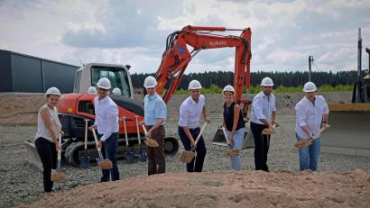 Bild: twi
Sie machen den ersten Spatenstich für die Großküche "Guko": Mireya Loew, Hallenbauer Stefan Bösl, Bürgermeister Konrad Kiener, Dominik Loew, Sabrina Franke, Geschäftsführer Christian Schön-Loew und Architekt Herbert Schmid (von links)