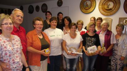 Bild: dl
Die treffsichersten Schützendamen beim Sommerschießen in Schönsee stellten sich mit der Gewinnerin Angela Salomon (vorne Dritte von rechts) und Gaudamenleiterin Renate Stigler (links) zum Erinnerungsbild.