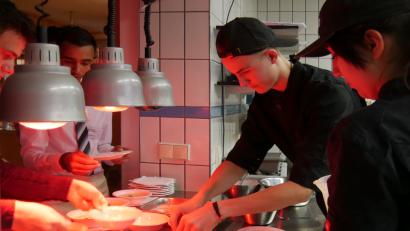 Bild: tr
Das Rotlicht sorgt dafür, dass die Speisen auf den vorgewärmten Tellern ihre Temperatur behalten.