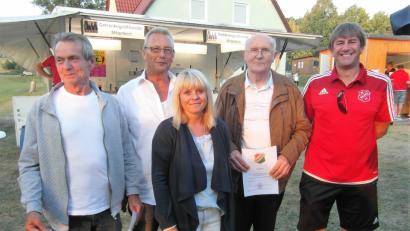 Bild: hl
Glücksfee Gaby Kopp (vorne) zieht unter allen Dauerkartenbesitzern Achim Hoffmann, Herbert Eichner und Erich Dumler. Ihnen dankt Christian Lukas (von links) für ihre Verbundenheit.