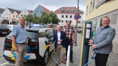 Bild: RHI
Oberbürgermeister Andreas Feller, städtischer Mitarbeiter Gerhard Grabinger, Bayernwerksvertreter Daniel Pangerl und Sachgebietsleiter Roland Stehr (von rechts) nahmen gestern die neue Elektrotankstelle am Marktplatz in Betrieb. Bild: Hirsch