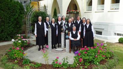 Bild: RDO
Die Kunst mit Granitsäulen hält Einzug im neugestalteten Klostergarten mit barrierefreien Wegen und Gestaltungselementen zur Freude der Armen Schulschwestern.