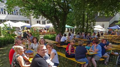 Bild: RDO
Erstmals diente die weitläufige Grünanlage vor dem Seniorenheim als Veranstaltungsplatz für das Pfarrfest St. Konrad. Sonne oder Schatten, die Gäste suchten sich nach Belieben am Nachmittag ihre Plätze.