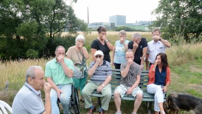 Bild: Gabi Schönberger
von li nach re

Niko Brkic, Willibald Stade (Zweiter von links) , Waltraud Hannes, Janine Stade, Filipp Leopold, Brigitte Schärtl, Sascha Nenninger, Ronald Klier, Claudia Lepiors und Günther Six halten sich immer wieder mal die Nase zu. Sie vermuten, dass der üble Geruch, der ab und zu nach Neubau zieht, von Constantia Hueck kommt.