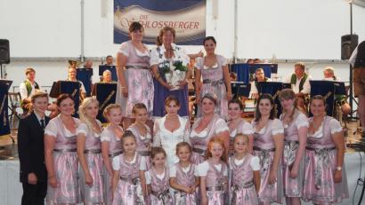 Bild: gz
Im Namen aller Festmädchen und -damen dankten Sabina Bauer (oben rechts) und Elisabeth Hanauer mit einer Orchidee der Hobbynäherin Beate Roth für die tollen Festkleider.