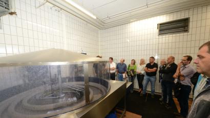 Bild: bey
Der Stadtrat besichtigt am Dienstag vor seiner Sitzung die neue Schlauchpflegekompaktanlage im Feuerwehrhaus.