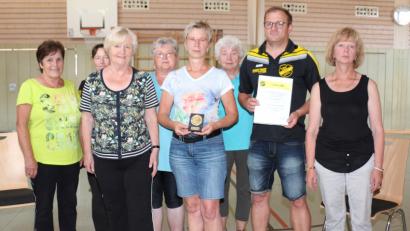 Bild: rpp
Christoph Brand verabschiedet Ursel Schuster (vorne, Mitte) nach über 30 Jahren aus dem aktiven Dienst für den TSV 1960 Kastl. Martina Oguntke (Zweite von links) und Lisa Kirchberger (rechts) treten gemeinsam ihre Nachfolge bei der Turngruppe an.