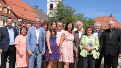 Bild: kro
CSU-Stadträtin Doris Schön (Fünfte von rechts) feierte ihren 60. Geburtstag. Dazu gratuliert ihr ihre Familie, sowie Bürgermeister Franz Stahl, stellvertretender Bürgermeister Peter Gold, Altbürgermeister Ludwig Wolfrum und Stadtpfarrer Georg Flierl.