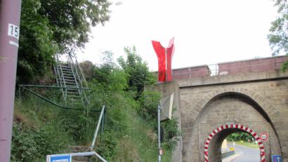 Bild: ui
Die Treppen am unteren Beginn des Johannissteigs führen den Weg nahe an die Gleise und dort über Bahngrund. Die Initiative zur Wiederbelebung des Steiges erhielt jetzt von der DB einen Dämpfer bei ihren Bemühungen. Doch Aufgeben kommt für sie nicht in Frage.