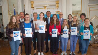 Bild: gib
Kreative Beiträge zum Thema Europa leisten viele Schüler aus dem Landkreis. Regierungspräsident Axel Bartelt (hinten, Mitte) zeichnet einige von ihnen aus.