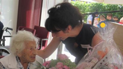 Bild: ads
Auf die Hundert steuert Maria Meier (links) zu, die als erste Bewohnerin 2007 in das Haus Evergreen eingezogen ist. Heimleiterin Maria Schmerbauch ehrt die Seniorin mit einem Blumenstrauß und einem Geschenk.