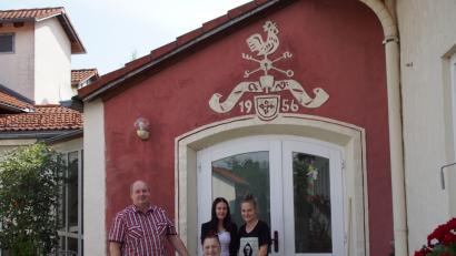 Bild: mmj
Christian Hien, Leiter von "Haus Jägerhof", mit zwei Mitarbeiterinnen und einer Bewohnerin vor dem Eingang des 1956 als landwirtschaftliche Berufsschule errichteten Gebäudes.