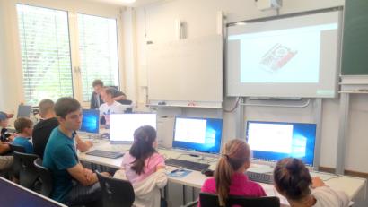 Bild: njn
Im Staatsinstitut in Bayreuth programmierten die Grundschüler digitale Lieder auf Microcontroller.