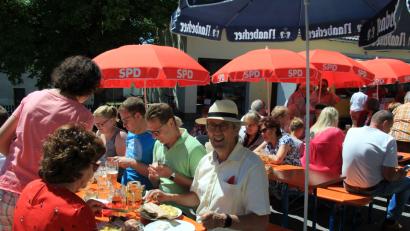 Bild: BRÜ
Viele Gäste, wie hier Bürgermeister Franz Mädler, ließen sich heuer den Fisch beim Fischfest der SPD Ursensollen schmecken.