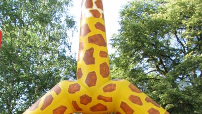 Bild: sei
Die Kinder toben sich in der Hüpfburg in Form einer riesigen Giraffe aus.