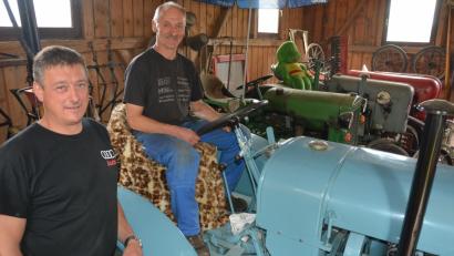 Bild: jr
Vorsitzender Wolfgang Schüßler und Organisationsleiter Albert Hecht (von links) freuen sich auf das 17. Bulldogtreffen der Bulldogfreunde Thanhausen am Sonntag, 15. Juli, auf dem Gelände der Firma Hecht in Kaltenmühle. Über 200 alte Fahrzeuge werden zu dem Treffen erwartet.