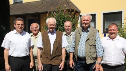 Bild: frd
Auch Bürgermeister Norbert Eckl (links) gratulierte Franz Weber ('Dritter von links) zum 80. Geburtstag. Neben ihm sein Bruder und sein Neffe, dahinter sein langjähriger Arbeitskamerad Josef Kraus und der Vertreter des VdK Teunz, Josef Eibl.