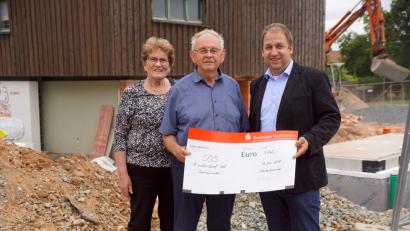 Bild: bkr
Das SOS-Kinderdorf Oberpfalz beherbergt neben acht Familien eine Vielzahl weiterer Einrichtungen für die Betreuung von Kindern. Zurzeit entsteht ein Anbau für die Aufnahme einer neunten Familie. Vor der Baustelle übergibt Hermann Heibl (Mitte) mit seiner Frau Reingard den Scheck von 1740 Euro an Dorfleiter Holger Hassel.