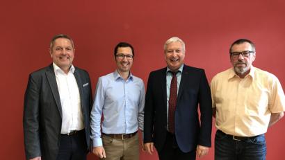 Bild: exb
Von links: Bürgermeister Joachim Neuß, Thorsten Gräbner, Bürgermeister Uwe Raab sowie Geschäftsleitender Beamter Herbert Lauterbach.