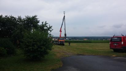 Bild: exb
Bauarbeiter baggern am Freitag die Döllnitzer Sirene aus und bringen sie mit einem Kran an ihren neuen Standort zwischen Solarpark und der Straße "Am Heidweg".