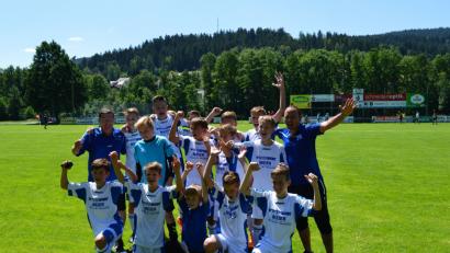 Bild: iga
Groß ist der Jubel bei den Kickern und Trainern des SV Schwarzhofen.