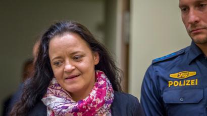 Bild: Peter Kneffel/dpa
Beate Zschäpe betritt den Gerichtssaal in München.. Die 43-Jährige wurde zur lebenslanger Haft verurteilt.