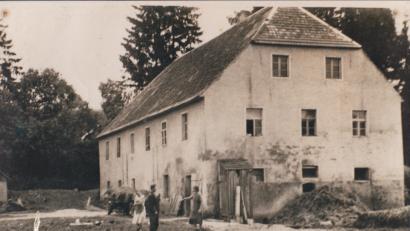 Bild: gi
In Ödpielmannstal wurden Mitte des 19. Jahrhunderts Zündhölzer und die Schachteln dazu hergestellt. Die Aufnahme zeigt das Anwesen in den 1950er Jahren mit den damaligen Eigentümern Petrasch.