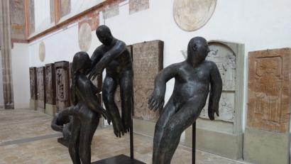 Bild: Susanne Wolke
Im gotischen Kirchenraum und vor barocken Epitaphien stellen die Körper Lois Anvidalfareis die Frage nach der Würde des Menschen.