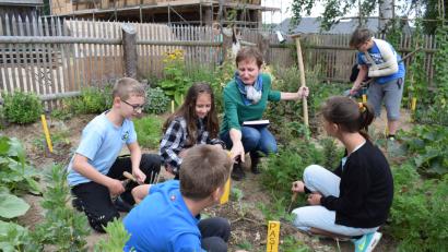 Bild: bnr
Gartenarbeit ist nicht so einfach. Bettina Kraus zeigt den Schülern wie es geht.