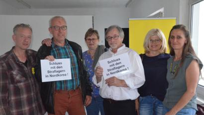 Bild: uz
Wollen die Leute wachrütteln und auf die Zustände in den Straflagern Nordkoreas aufmerksam machen. Mitglieder von Amnesty International. Bild: Kunz