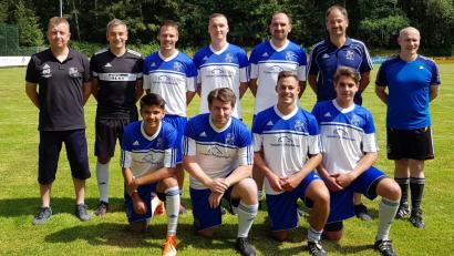 Bild: fef
Der SV Störnstein stellte seine Neuzugänge vor: (stehend von links) Fußballabteilungsleiter Markus Baumann, Trainer Tobias Schiener, Co-Spielertrainer Toni Weniger, Sven Hoch, Andreas Striegl, Vorsitzender Harald Bulligan, 2. Vorsitzender Franz Kern; (knieend, von links) Christian Greiner, Markus Malzer, Max Weniger, Max Reber. Es fehlt Christian Wittmann.