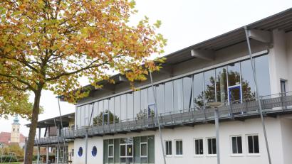 Bild: Gabi Schönberger
Die Planer und Erbauer der Stadthalle Neustadt haben zukunftsorientiert gearbeitet. Das ergibt eine neue Studie zur Energiebilanz des aus dem Jahr 1998 stammenden Gebäudes.