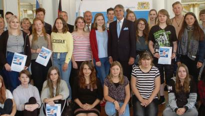 Bild: gib
FOS/BOS-Schüler nehmen in Regensburg Auszeichnungen entgegen.
