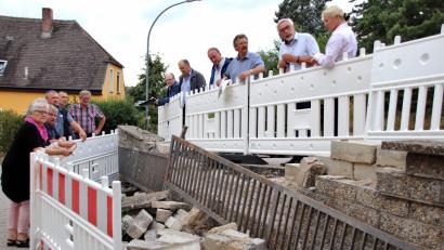 Bild: Thomas Dobler
In der Bergstraße inspizierte der Bauausschuss des Marktrats den Schaden an einer Mauer, den im April eine Autofahrerin bei einem Unfall angerichtet hatte. Man kam überein, die komplette Mauer neu errichten zu lassen.