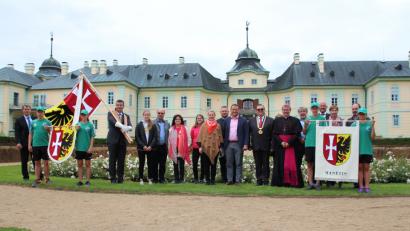 Bild: exb
Beim Besuch in Manetín vertiefen die Bürgermeister Joseph Gilbert Matuschka (mit Amtskette) und Anton Kappl (links daneben) die freundschaftlichen Kontakte, die es seit Anfang der 1990er Jahre gibt.