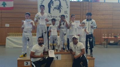 Bild: exb
Die Pokalgewinner der United Skorpion Fighters mit (vorne) den beiden Co-Trainern Franz Lourzky und Francesco Lursky.