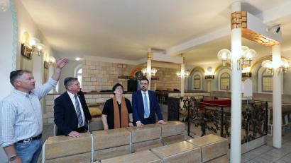 Bild: Wolfgang Steinbacher
Bei der Sanierung geht es um eine rein bautechnische, aber auch gestalterische Überarbeitung der Synagoge in der Salzgasse. Einzelheiten erläutert der beauftragte Architekt Peter Wagner gegenüber Oberbürgermeister Michael Cerny, Barbara Lanzinger und Rabbi Elias Dray (von links).