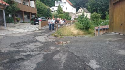 Bild: Lowak
Der Bauausschuss ist sich einig: In der Ortsstraße „Am Krähenhügel“ muss dringend etwas gemacht werden. Außerdem soll die Verlängerung, die in die Tulpenstraße nach Neuhaus führt, ebenfalls asphaltiert werden.