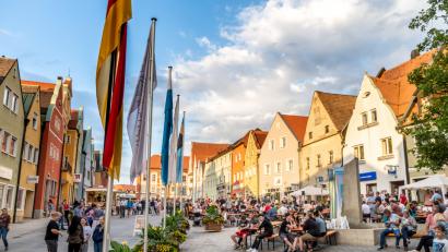 Bild: pml
Auch wenn am frühen Abend noch ein paar Bänke frei waren, ist die Veranstaltung doch sehr gut besucht.