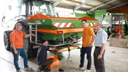 Bild: njn
Bei der praktischen Prüfung zum Landwirtschaftsgehilfen wurde auch Gerätetechnik abgefragt. Mit auf dem Bild unter anderem Martin Fütterer (links) und Bildungsberater Johannes Völkl (rechts).