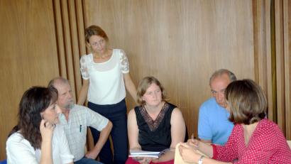 Bild: cog
Anke Kühnecke (stehend) gibt bei der VHS-Fortbildung zum Thema Binnendifferenzierung einer Kleingruppe Tipps.