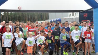 Bild: Andreas Brückmann
Auf dem Gelände der Firma Stahlgruber in Sulzbach-Rosenberg war Start und Ziel der 10. Auflage des Amberg-Sulzbacher Firmenlaufs. Über 1500 Läuferinnen und Läufer gingen an den Start.