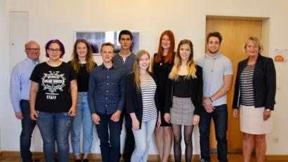 Bild: OTH Amberg-Weiden/exb
Gemeinsam etwas bewegen: Studentischer Konvent mit Gerald Polster (links/Leiter Studienbüro), Vorsitzender Sophie Spies (Zweite von links) und OTH-Präsidentin Andrea Klug (rechts).