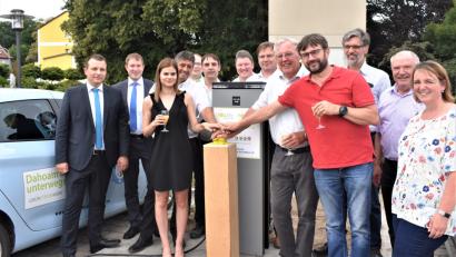 Bild: rgr
Die Energiegenossenschaft Neue Energien West (NEW) hat ihre erste Elektroladesäule in Betrieb genommen.