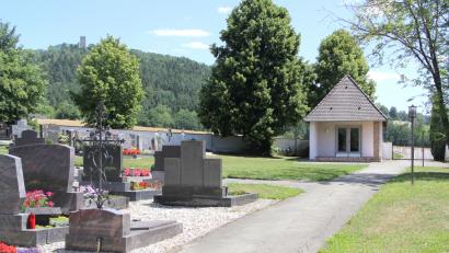 Bild: boj
Im Zuge der Sanierung und Neugestaltung des Niedermuracher Friedhofs sollen unter anderem die holprigen Gehwege erneuert und ein barrierefreier Zugang zum Leichenhaus geschaffen werden.