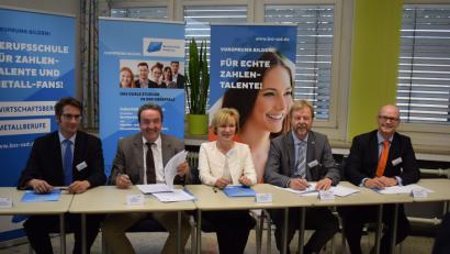 Bild: bnr
Die Unterzeichnung der Kooperationsverträge zwischen Hochschule, Berufsschule und den Betrieben ist ein Meilenstein der beruflichen Ausbildung in der Oberpfalz Im Bild von links: IHK Bereichsleiter Ralf Kohl, Schulleiter Ralf Bormann, OTH-Vizepräsidentin Professor Dr. Christiane Hellbach, OTH Präsident Professor Dr. Wolfgang Baier und Leitender RegierungsschuldirektorThomas Unger.