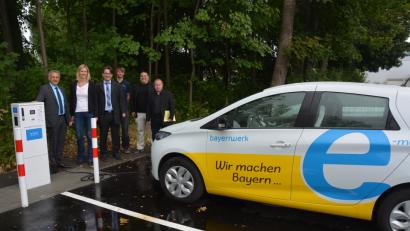 Bild: jr
Die erste kommunale Ladesäule für Elektroautos steht in Mitterteich am Bahnhofsparkplatz/Ecke Wiesauer Straße, die am Dienstagmittag offiziell in Betrieb genommen wurde. Rund um die Uhr können hier Elektroautos beladen werden, dazu stehen zwei Ladepunkte bereit. Bei der Inbetriebnahme mit dabei waren (von links) Bürgermeister Roland Grillmeier, Katja Lindner, Markus Windisch, Maximilian Zehend (alle Bayernwerk), Florian Rüth (Regionalmanagement) und Günther Deinzer (Technisches Bauamt).