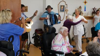 Bild: le
Mit einem Tänzchen geht es mit guter Laune in den Nachmittag hinein.