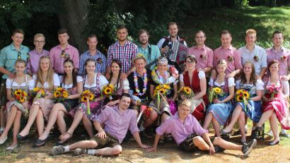 Bild: exb
Die Adlholzer Kirwapaare freuen sich mit ihrem neuen Oberkirwapaar Annemarie Weiß und Florian Siegler (vorne, sitzend in der Mitte) über eine gelungene Kirwa.